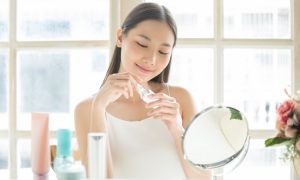 Selain Rutin Cuci Muka, Pakai Skincare Ini Sejak Muda Bisa Bikin Kulit Mulus Sampai Tua!