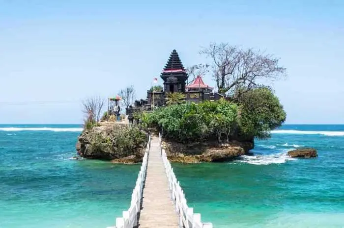 Pantai Balekambang, Menikmati Panorama Pantai Dengan Pesona Pulau & Pura di Malang