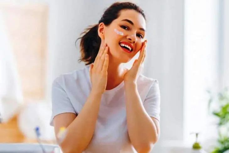 5 Cara Tepat Mengaplikasikan Moisturizer agar Hasilnya Maksimal