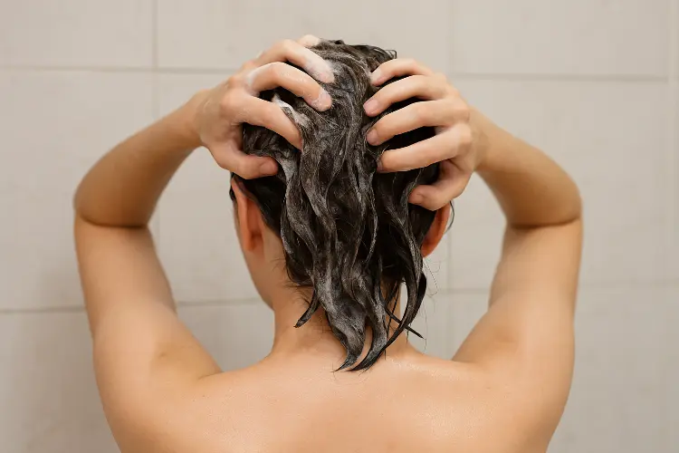 Cara Menghilangkan Hairspray dari Rambut agar Tetap Bersih dan Sehat